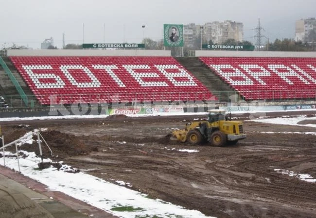 Внезапната зима не пречи на ремонта на стадиона