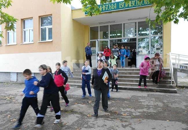 Евакуираха СОУ „Никола Войводов“