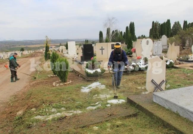 Ударно чистят гробищата преди Задушница