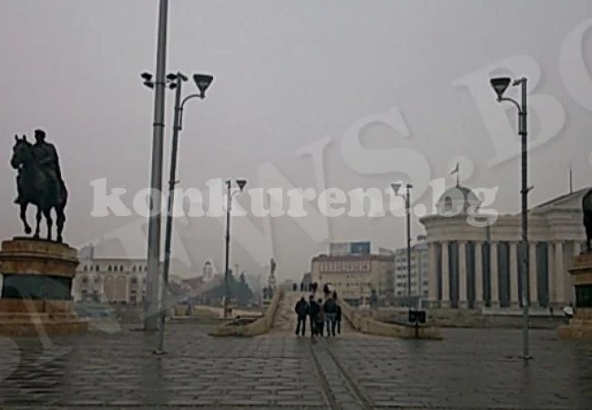 Снаряди летяха към сградата на кабинета в Скопие!