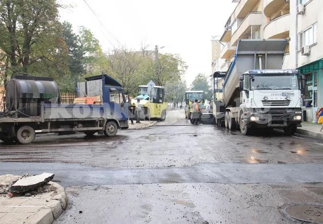 Асфалтират ударно до пазара във Враца