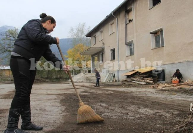 Роми новодомци чистят ударно бившата казарма