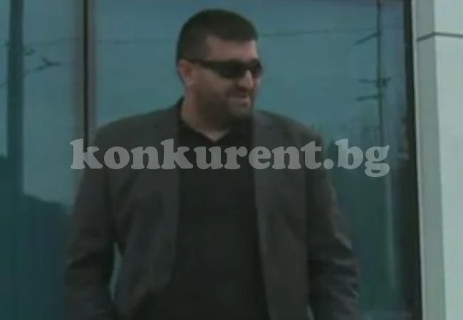 Екзекуторът на Шмид крил автомата си в автоморга