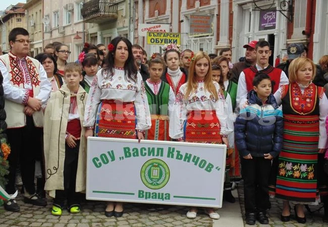 Учители и ученици от СОУ „Васил Кънчев“ се облякоха в носии