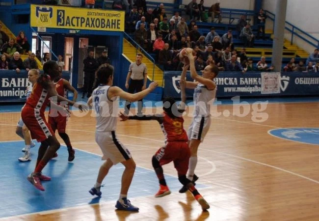 Хасково 2012 разби баскетболистките на Боруков