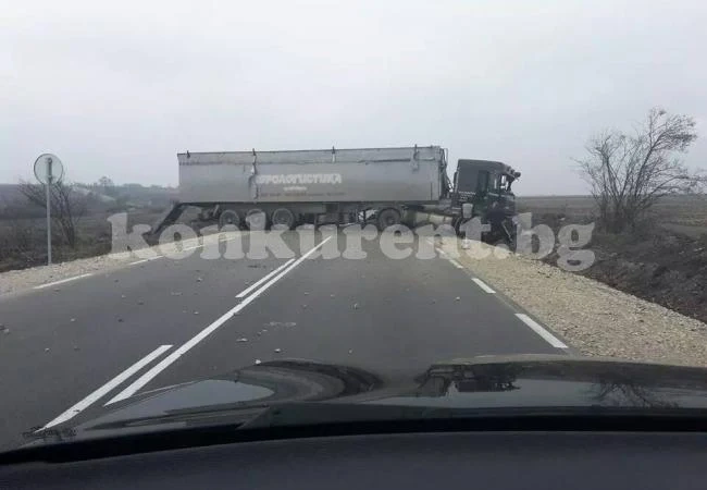 ТИР се завъртя насред пътя, блокира движението
