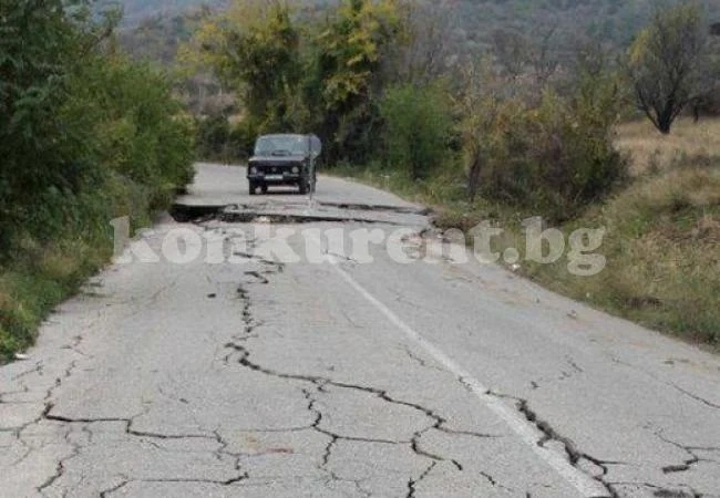 Свлачище глътна патрулка и камион за смет