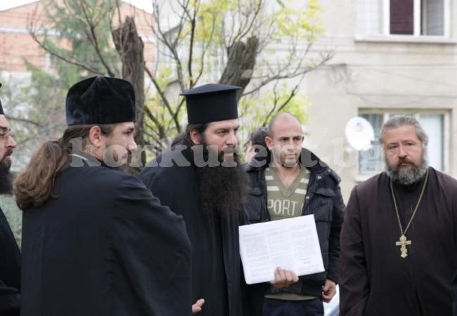 Свещеници на бунт срещу епископ Поликарп