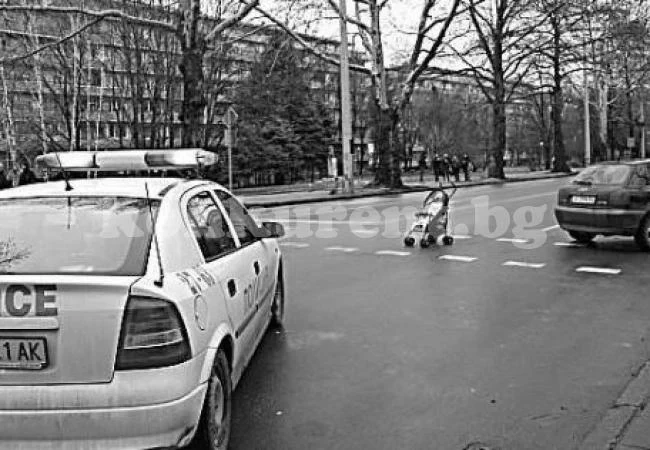 Моторист отнесе майка с количка на \