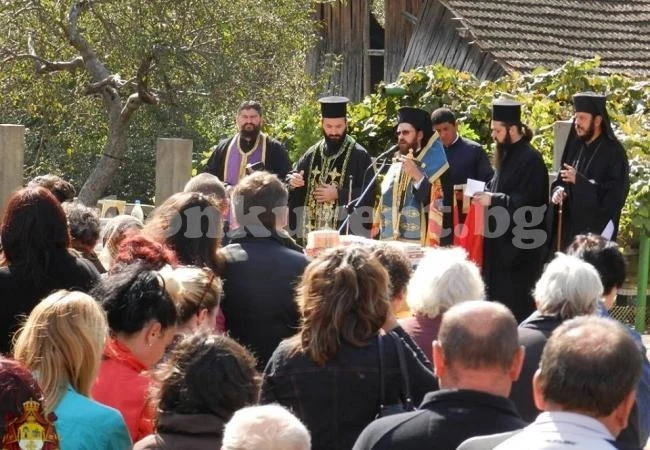 Панихида при кратерите искат близките на загиналите в Горни Лом