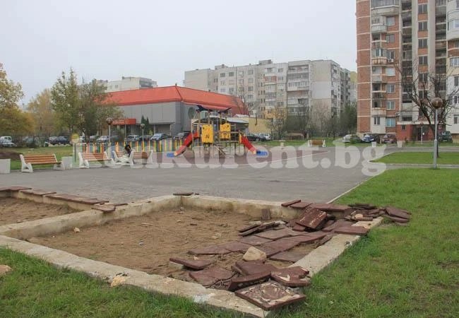 Продължават да рушат детската площадка в Дъбника