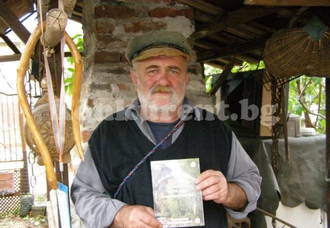 Дедо Скръц издаде книга с вицове на врачански