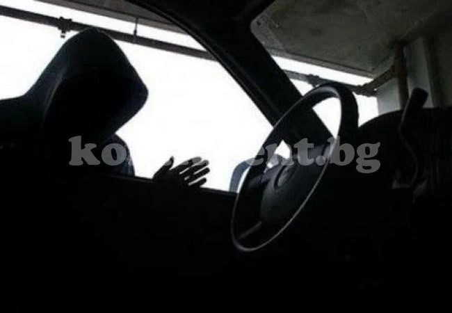 Спипаха Тулафа и Топи, докато обирали кола на бул. \