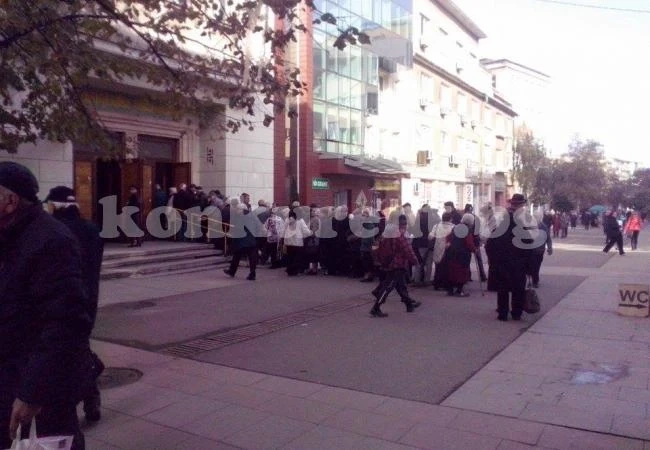 Опашки от пенсионери се извиха пред пощата