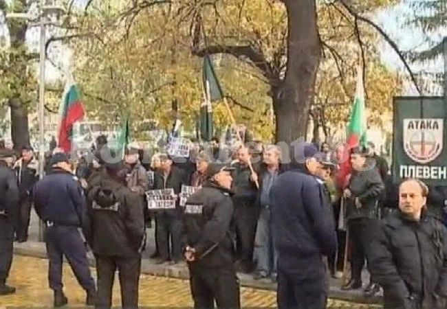 Полицията два пъти повече от протестиращите около парламента
