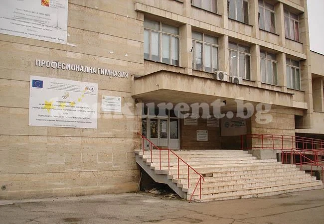 Ученик поряза с връх на отварачка врата на приятел
