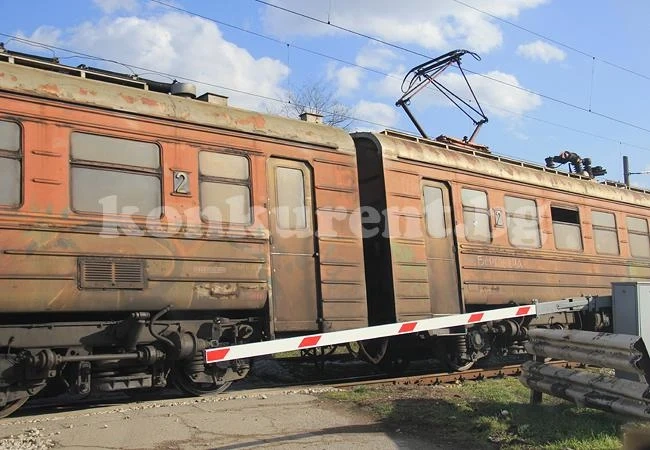 Два влака са блокирани на гара Лакатник