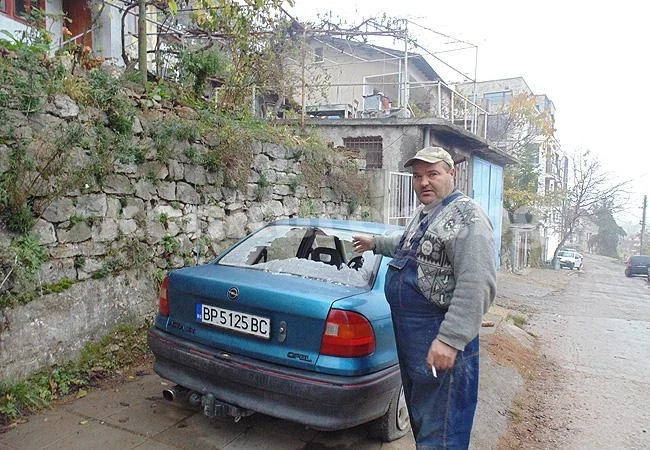 Потрошиха колата на автотенекеджия пред дома му