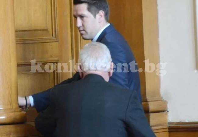 Махат чадъра над пенсионери чиновници