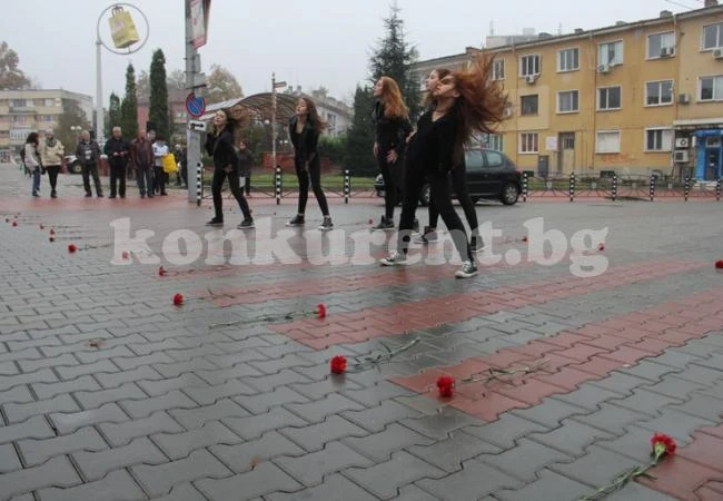 Застлаха с карамфили пешеходна пътека в памет на жертвите на катастрофи