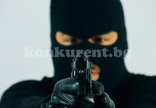 Маскиран с пистолет сви 2 бона от денонощен магазин