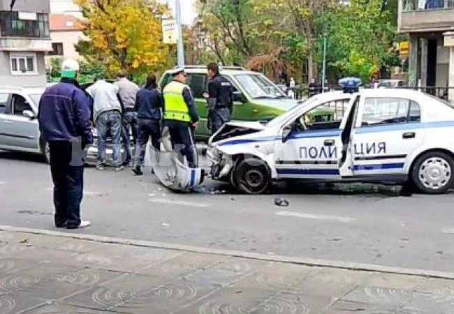 Тийнейджър задигна колата на дядо си и се блъсна в патрулка