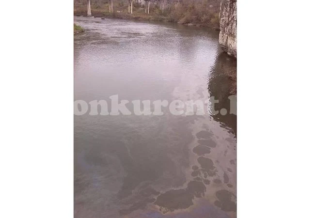 Петрол потече във водите на река Искър