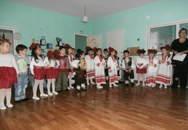 Хлапета зарадваха родители си с концерт
