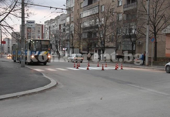 Автомобили пречат за обновяване на маркировката във Враца