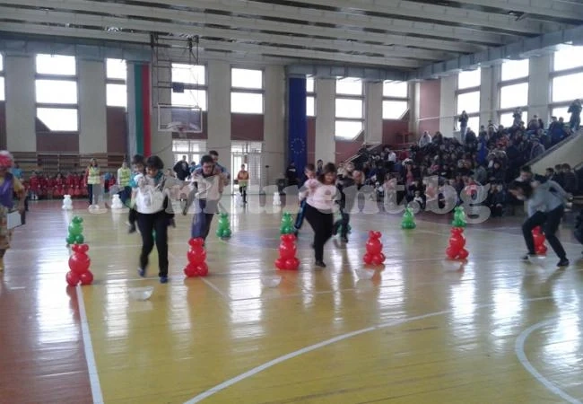 Хлапета и родители мериха сили в семейни игри