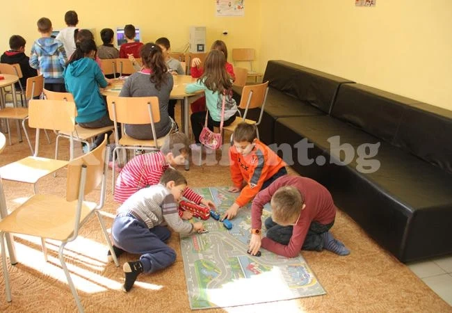 Хлапета творят в училищна игротека
