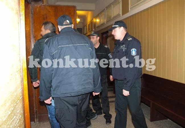 По 10 години затвор за мъже, обрали две баби с чорапогащници на главите