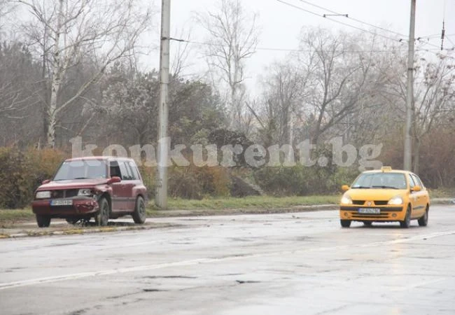 Джип натресе 2 коли заради заледен път