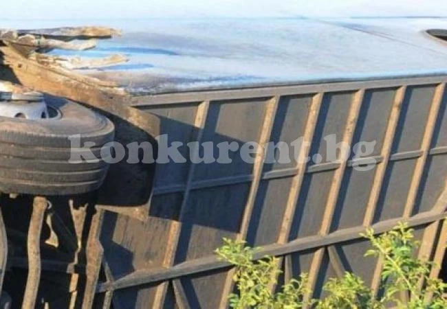 Автобус с 23 пътници се обърна на Върбишкия проход