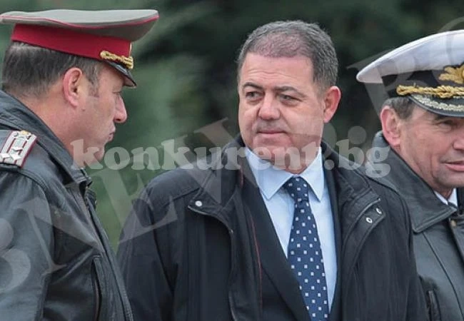 Ненчев предава 33 000 досиета на военното разузнаване
