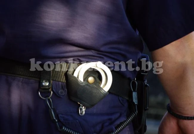 Полицаи щракнали белезници на мъж, помислили си, че ги снимал с телефон