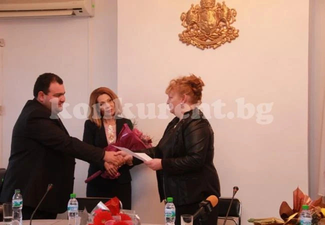 Николова посрещна заместниците си с цветя, днес разпределят ресорите