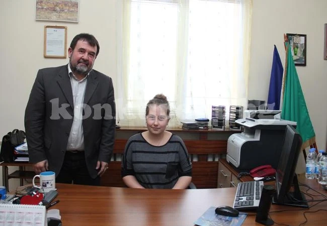 Две момичета си поделиха стола на школски директор