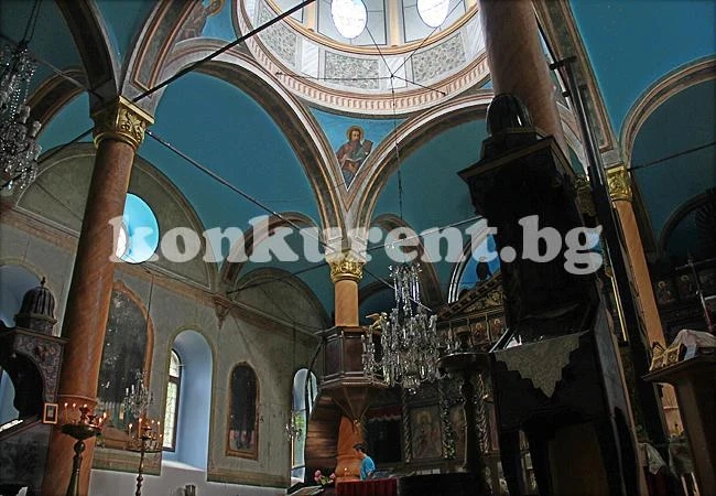 Освещават на Никулден горялата църква във Враца