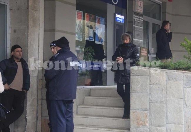 Врачански полицаи пазят банките