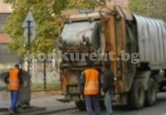 Боклукчийски камион затъна в кална улица
