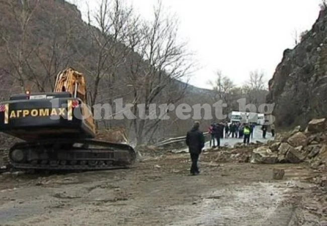 Камъни смачкаха джипа на семейство на пътя за Велинград