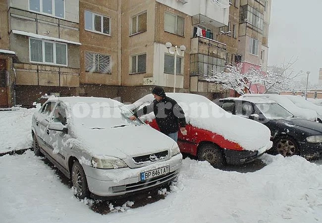 Погром във Враца! Потрошиха над 30 коли в ж.к. „Младост“