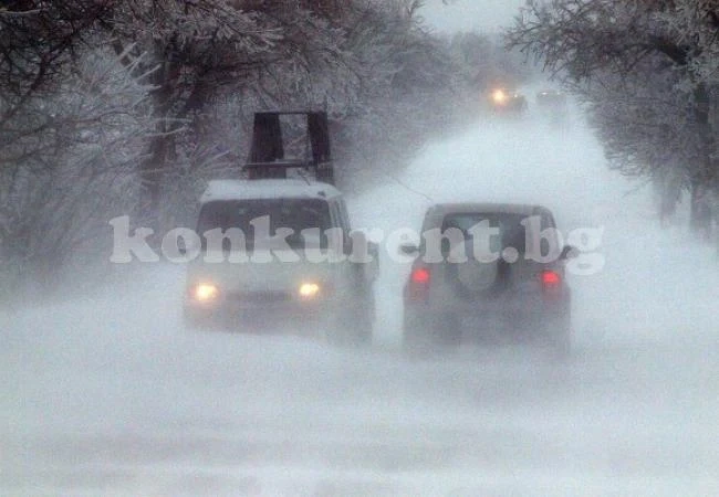 Снегът блокира студенти под Ком