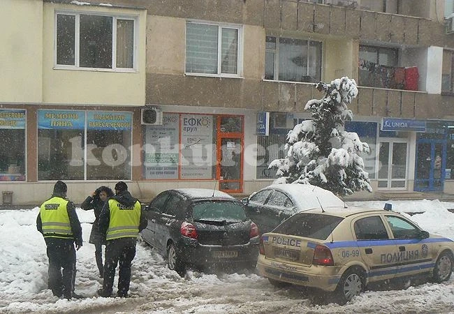 Шофьор удари кола във Враца и изчезна
