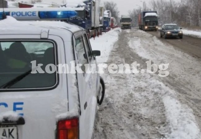 Изтеглиха закъсал инкасо-автомобил и ТИР