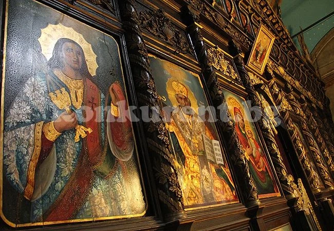 Пак скандал в църквата, сменят иконите в храма на Вършец