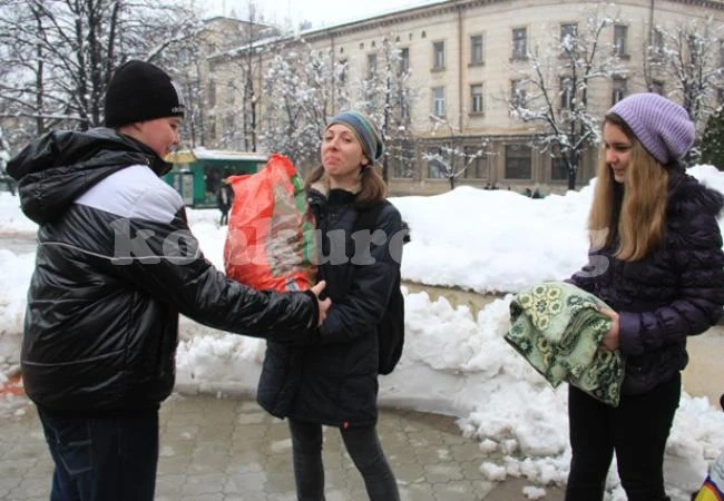 Интеракт - Враца дари храна и одеала за бездомни кучета