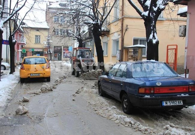 Чистят малките улици във Враца, паркирани коли пречат