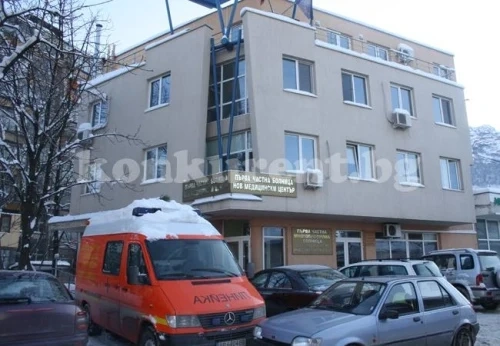 Две коли се нанизаха пред болница във Враца